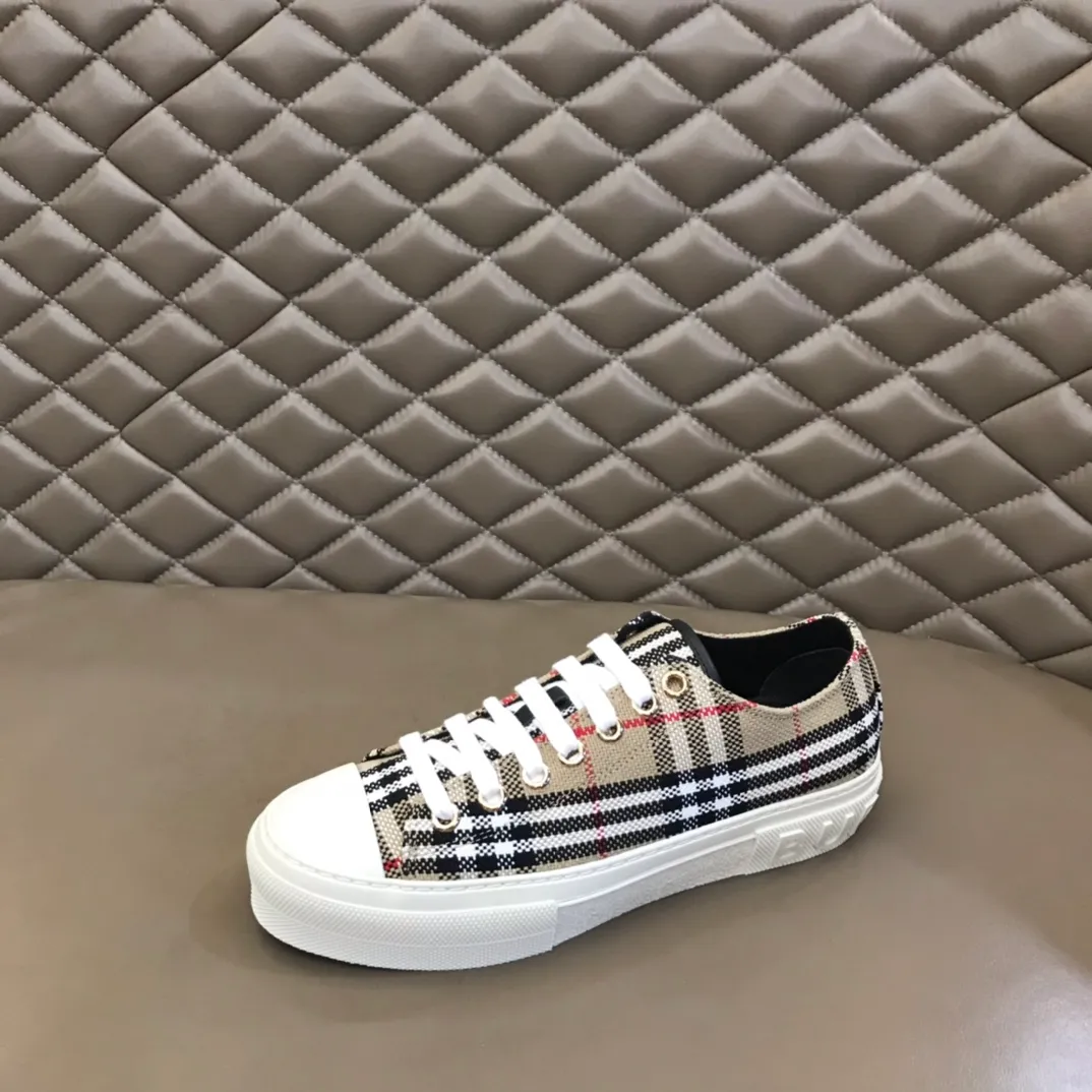 p400 "BURBERR*" men's classic low-top sneakers are reinterpreted in Vintage checked cotton material and decorated with a new brand logo. First-layer cowhide lining, embossed Burberry logo on the heel, and original TPU outsole! Size: 38-44 No. 068